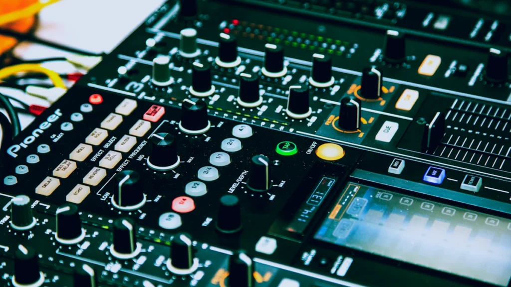 Top 3 Features of R5F64219JFB for Audio Equipment