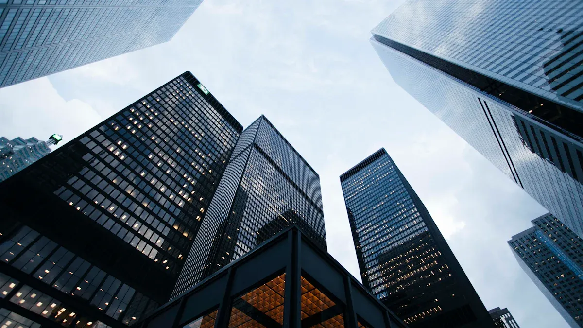 الجهات التنظيمية والقوانين الأساسية